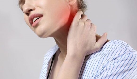 Са остеохондрозо цервикалне кичме, појављује се бол у врату и раменима