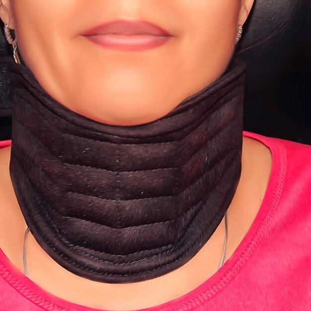 Завој за врат након медицинске блокаде за остеохондрозо цервикалне кичме
