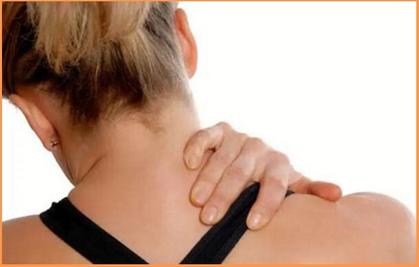 Цервикална остеохондроза се манифестује болом и укоченошћу у врату. 